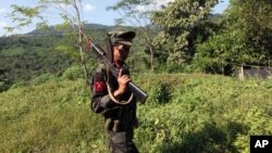 KIA ကချင်လက်နက်ကိုင်တပ်ဖွဲ့ဝင်တဦးကို ကချင်ပြည်နယ်ရှိ နေရာတခုတွင် တွေ့ရ။ (အောက်တိုဘာ ၁၃၊ ၂၀၁၃)