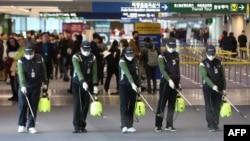 南韓仁川國際機場的工人為防範新型冠狀病毒入侵在海關處噴灑消毒藥水。 （2020年1月21日）