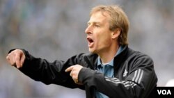 Klinsmann ganó con Alemania 108 partidos y marcó 47 goles, ganó la Copa Mundial de 1990 en Italia y el Campeonato Europeo de 1996.