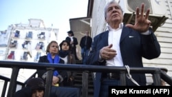 Omar Belhouchet, directeur de l'agence de presse el-Watan, aux côtés de la journaliste algérienne Hadda Hazem, propriétaire du journal local El Fadjr, alors que des gens se rassemblent pour lui manifester leur soutien le 20 novembre 2017.