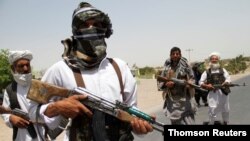 Ex muyahidines sostienen armas para apoyar a las fuerzas afganas en su lucha contra los talibanes, en las afueras de la provincia de Herat, el 10 de julio de 2021..