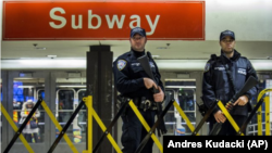La police à la gare routière de Port Authority, New York, le 11 décembre 2017.