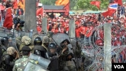 Demonstran Kaos Merah pendukung Thaksin Shinawatra bentrok dengan pasukan keamanan di Bangkok, Thailand (foto: dok.)