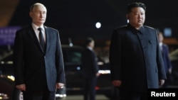 El presidente de Rusia, Vladimir Putin, y el líder de Corea del Norte, Kim Jong Un, en una ceremonia de despedida antes de la partida de Putin en aeropuerto de Pyongyang, Corea del Norte, el 19 de junio de 2024.