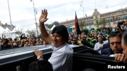 El expresidente de Bolivia, Evo Morales, que recibió asilo en México, recibe la distinción de 'Invitado distinguido' por el ayuntamiento de la Ciudad de México, la capital. REUTERS
