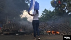 Un periodista que reportaba en vivo en la red social Facebook, fue la más reciente víctima de la violencia que azota a Nicaragua tras la intensa represión gubernamental a protestas mayormente de universitarios contra reformas al sistema de pensiones, esta semana. Abril 21 de 2018. Foto: Celia Mendoza, VOA.