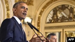 Presiden AS Barack Obama (kiri) memberikan konferensi pers bersama Presiden Argentina Mauricio Macri di Buenos Aires, Rabu (23/3).