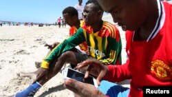 Seorang pria Somalia mengakses internet dari ponselnya di Mogadishu (foto: ilustrasi). 