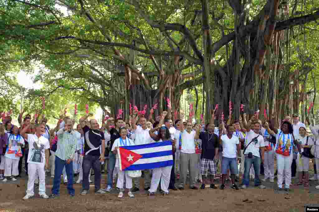 (Left to right) Recently released dissidents Luis Diaz, David Gayselo, Miguel Tamayo, Vladimir Ortis, Aide Gallardo, Angel Casteyon, Sonia Garro, Mario Hernandez, Rolando Reyes, Carlos Figueyda and Eugenio Hernandez react during a march in Havana, Cuba, Jan. 11, 2015.