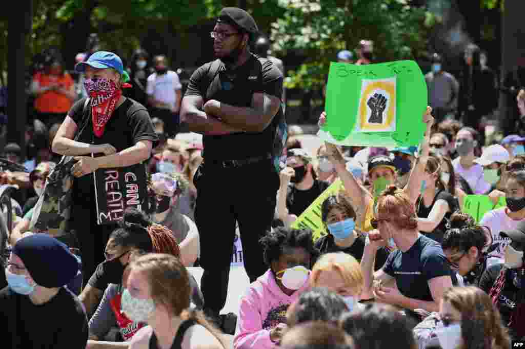 Los líderes locales de los Estados Unidos hicieron un llamado a los ciudadanos para que expresaran su ira por la muerte de un hombre negro desarmado en Minneapolis, mientras que se impusieron toques de queda nocturnos en varias ciudades.