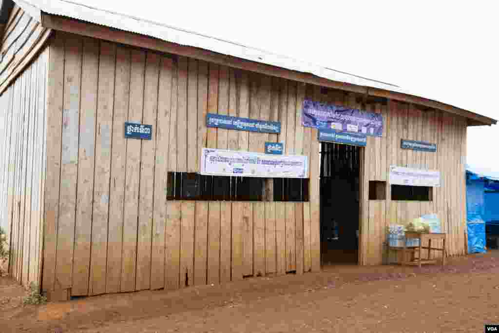 A wooden classroom at a community school in “Yeun Jas Primary School,” in Ratanakiri province, Cambodia, December 12, 2016. (Photo: Hean Socheata/ VOA Khmer