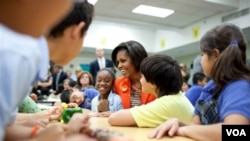 La primera dama Michelle Obama durante su visita a la escuela Riverside, en Miami, para lanzar el programa de 6.000 barras de ensaladas.