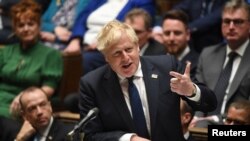英国首相约翰逊在议会回答提问。