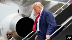 El expresidente Donald Trump llega al Aeropuerto Nacional Ronald Reagan de Washington el 3 de agosto de 2023 en Arlington, a las afueras del Distrito de Columbia.