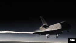 Космічний корабель «Атлантіс» повертається на Землю
