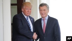 Archivo. El presidente argentino, Mauricio Macri (derecha) saluda a su homólogo estadounidense, Donald Trump, en la Casa Blanca en Washington el 27 de abril de 2017.
