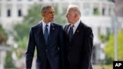 Le président Barack Obama et le vice-président Joe Biden lors de leur visite au mémorial des victimes de la fusillade de la boîte de nuit Pulse, 16 juin 2016 Orlando, en Floride. (AP Photo / Pablo Martinez Monsivais)