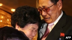 2014年2月20日,韓戰離散家人在金剛山度假地相聚，抱頭痛哭。