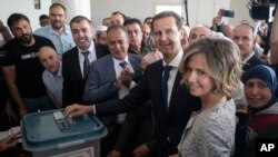 Beşar Asad Û Xanima wî Asma Asad di dema dengdanê de