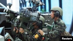 資料照：台灣軍人展示美制雙聯裝毒刺導彈（2005年8月11日）
