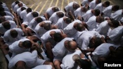 Miembros de la MS-13 son escoltados hasta el centro de detención de máxima seguridad en Zacatecoluca, El Salvador en agosto de 2017.