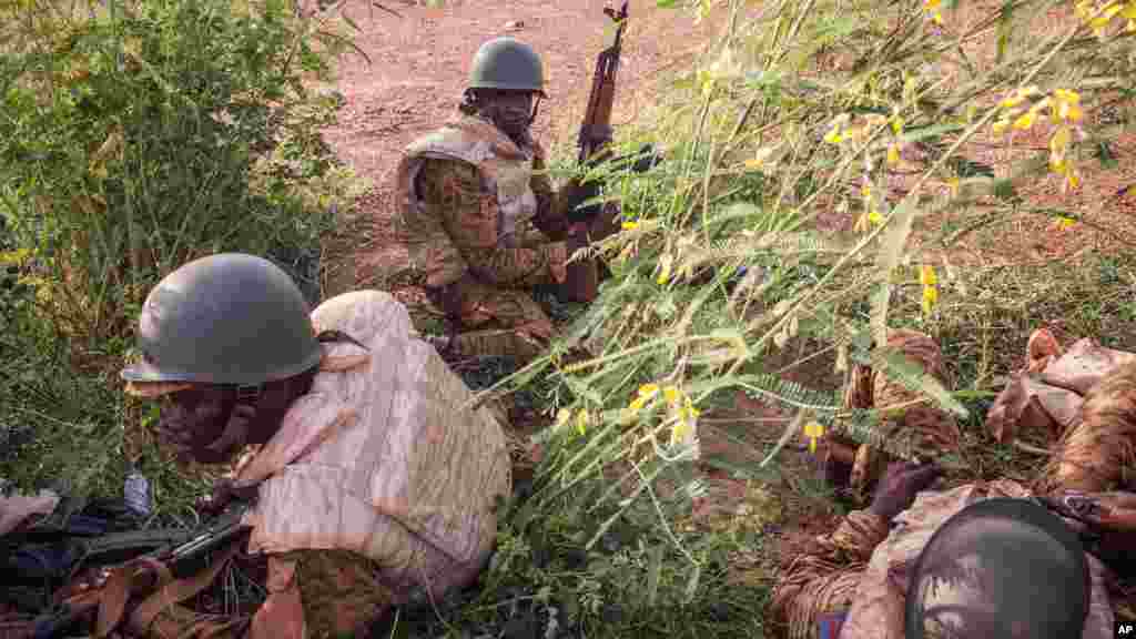 Les soldats loyalistes burkinabè reprennent le contrôle du palais présidentiel et mettent fin au putsch des insurgés du Régiment de la sécurité présidentielle à Ouagadougou, au Burkina Faso, 29 septembre 2015.