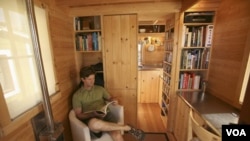 Jay Shafer en su casa de soltero, construida por él mismo en Graton, California.