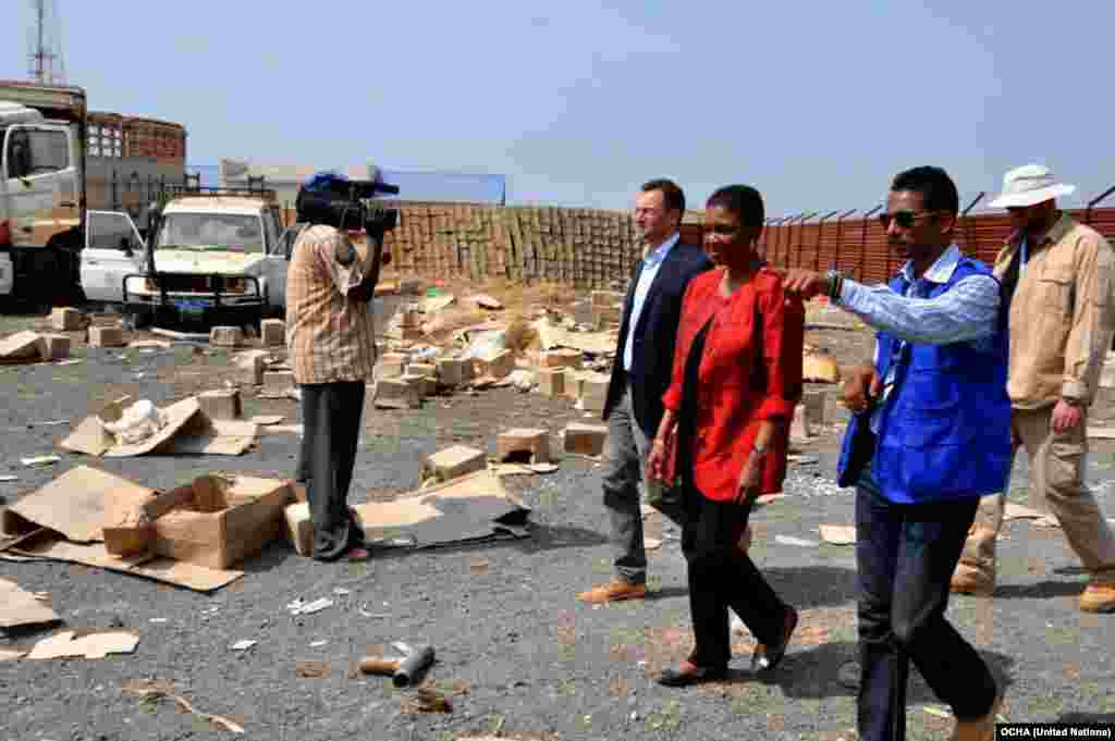 Wakil Sekertaris Jenderal PBB untuk Kegiatan Kemanusiaan Valerie Amos berkeliling kompleks badan bantuan di Malakal yang dijarah di perkelahian baru-baru ini di kota Sudan Selatan tersebut.