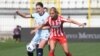 Melanie Leupolz, jugadora del Chelsea, en acción con Deyna Castellanos, venezolana en el Atlético de Madrid, en un partido jugado el 10 de marzo de 2021.