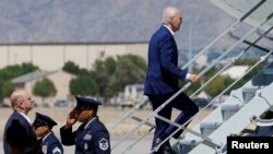 El presidente de EEUU, Joe Biden, aborda el Air Force One para viajar a Utah desde la base de la Fuerza Aérea de Kirtland en Albuquerque, Nuevo México, 9 de agosto de 2023. REUTERS/Jonathan Ernst