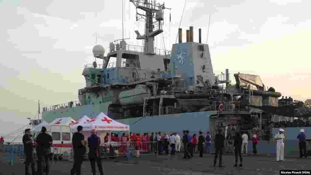 Le navire de guerre britannique Entreprise dans le port de Catane après avoir secouru plus de 650 migrants en mer Méditerranée, 6 octobre 2015 (Nicolas Pinault/VOA). 