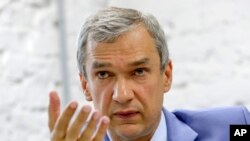 Павло Латушко, колишній міністр культури та посол Білорусі у Франції, виступає під час пресконференції в Мінську, 18 серпня 2020 року. (Фото: AP Photo/Сергій Гриць)