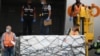 Trabajadores descargan un cargamento de la vacuna rusa COVID-19 Sputnik V, en el Aeropuerto Internacional Simón Bolívar de Maiquetía, Venezuela. Febrero 13, 2021. Foto: AP.