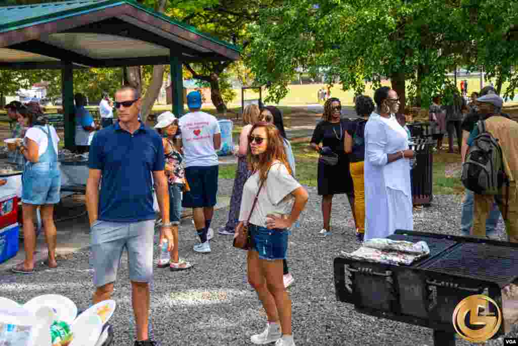 Ma'aikatan Muryar Amurka da iyalansu a filin Quincy Park dake jihar Virginia.