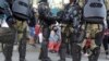 Familiares de reclusos esperan noticias afuera de la penitenciaría del Litoral en Guayaquil, Ecuador, el jueves 30 de septiembre de 2021