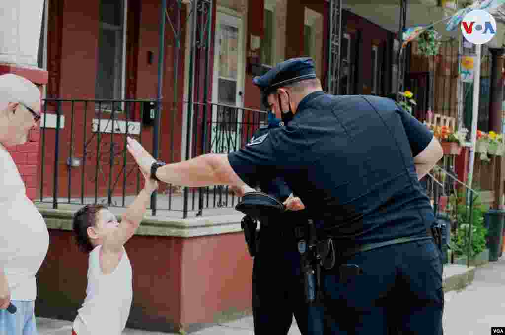 Los oficiales ponen cuidado en su relación con los niños de la comunidad.