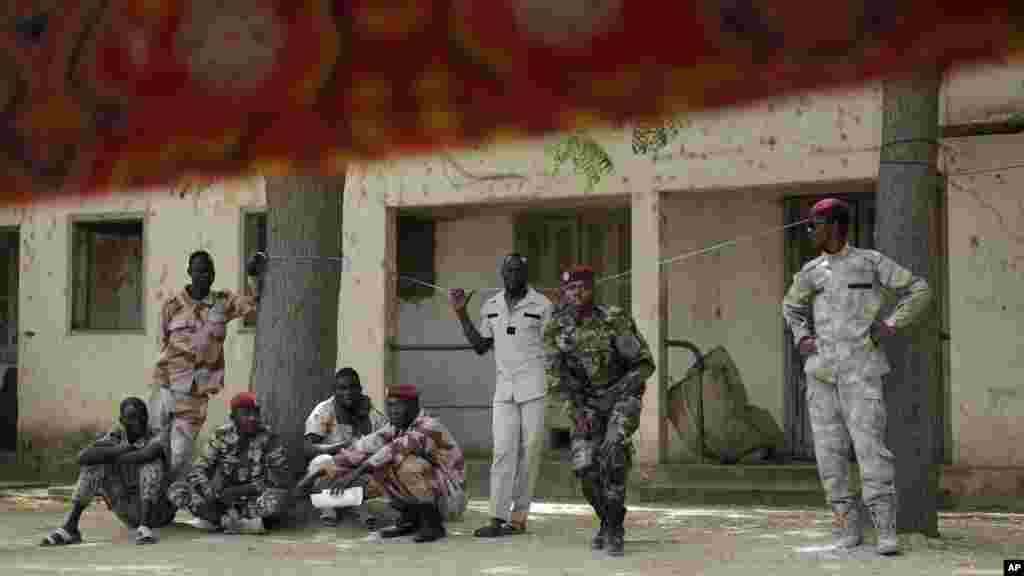 Les troupes tchadiennes observent d'autres forces lors de la cérémonie de clôture de l'opération Flintlock dans une base de l'armée à N'Djamena, au Tchad, lundi 9 Mars 2015.