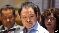 El congresista Kenji Fujimori habla con la prensa sobre su expulsión, encabezada por su hermana Keiko, del partido político leal a su padre, el expresidente Alberto Fujimori, en el Palacio Legislativo de Lima, Perú, el 31 de enero de 2018.