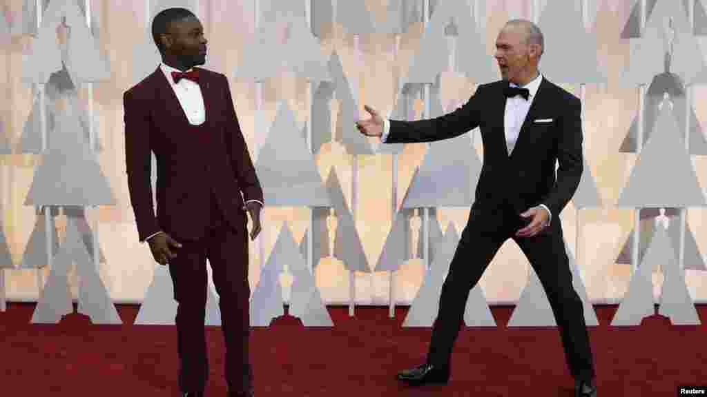 Les acteurs David Oyelowo (G) et Michael Keaton parlent aux 87e Oscars à Hollywood, en Californie le 22 février 2015.
