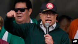 El presidente colombiano Gustavo Petro habla en la marcha del Día Internacional de los Trabajadores en Bogotá, Colombia, el 1 de mayo de 2024. 