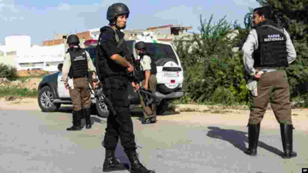 Les membres de la Garde nationale tunisienne prennent position dans la banlieue d’Oued Ellil de Tunis où une fusillade a eu lieu, en Tunisie, le jeudi 23 octobre 2014.