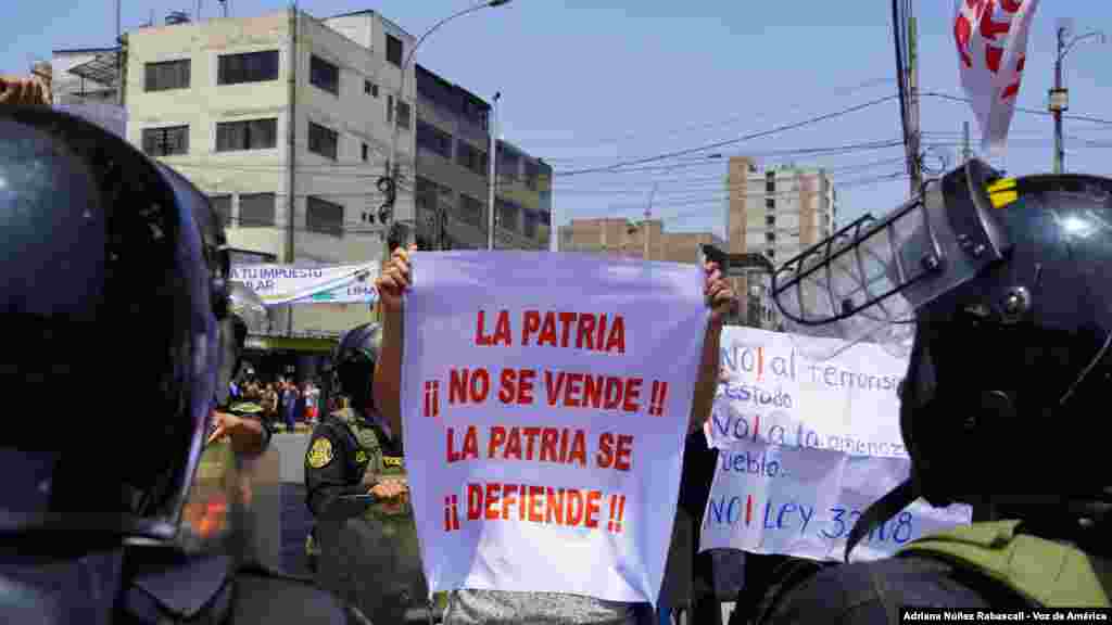 Decenas de manifestantes se concentran en las inmediaciones del Centro de Convenciones de Lima, Perú, este jueves 14 de noviembre de 2024. 