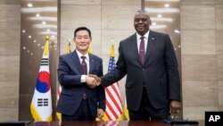 신원식 한국 국방장관(왼쪽)과 로이드 오스틴 미국 국방장관. (자료사진)