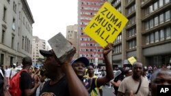 Des membres de l'ANC manifestent près du siège du parti à Johannesburg, le 5 février 2018