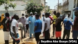 À Dakar, actuellement, on constate plus de relâchement et moins de précautions, à Dakar, le 27 octobre 2021. (VOA/Seydina Aba Gueye)