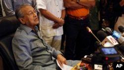 Former Malaysian prime minister Mahathir Mohamad speaks at a press conference in Putrajaya, Malaysia, Feb. 29, 2016. Mahathir has quit the country's ruling party, saying it has been hijacked by his embattled successor Najib Razak to protect his own interests.