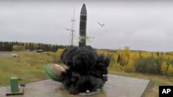 Україна та її партнери «не поступилися минулим ядерним загрозам Путіна» і, ймовірно, не схиляться перед новими», кажуть аналітики.  Фото: міжконтинентальна балістична ракета в Росії (Russian Defense Ministry Press Service via AP)