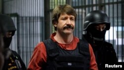 ARCHIVO - Viktor Bout es escoltado por miembros de una unidad especial de policía después de una audiencia en un tribunal penal en Bangkok el 5 de octubre de 2010. REUTERS/Sukree Sukplang
