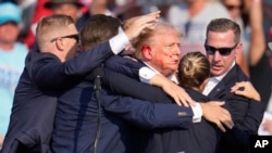 ARCHIVO - El candidato presidencial republicano Donald Trump es retirado del escenario por agentes del Servicio Secreto durante un acto de campaña, el 13 de julio de 2024, en Butler, Pensilvania.