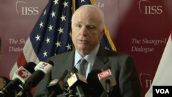 Le sénateur John McCain, qui avait été fait prisonnier durant la guerre du Vietnam, puis torturé (VOA)